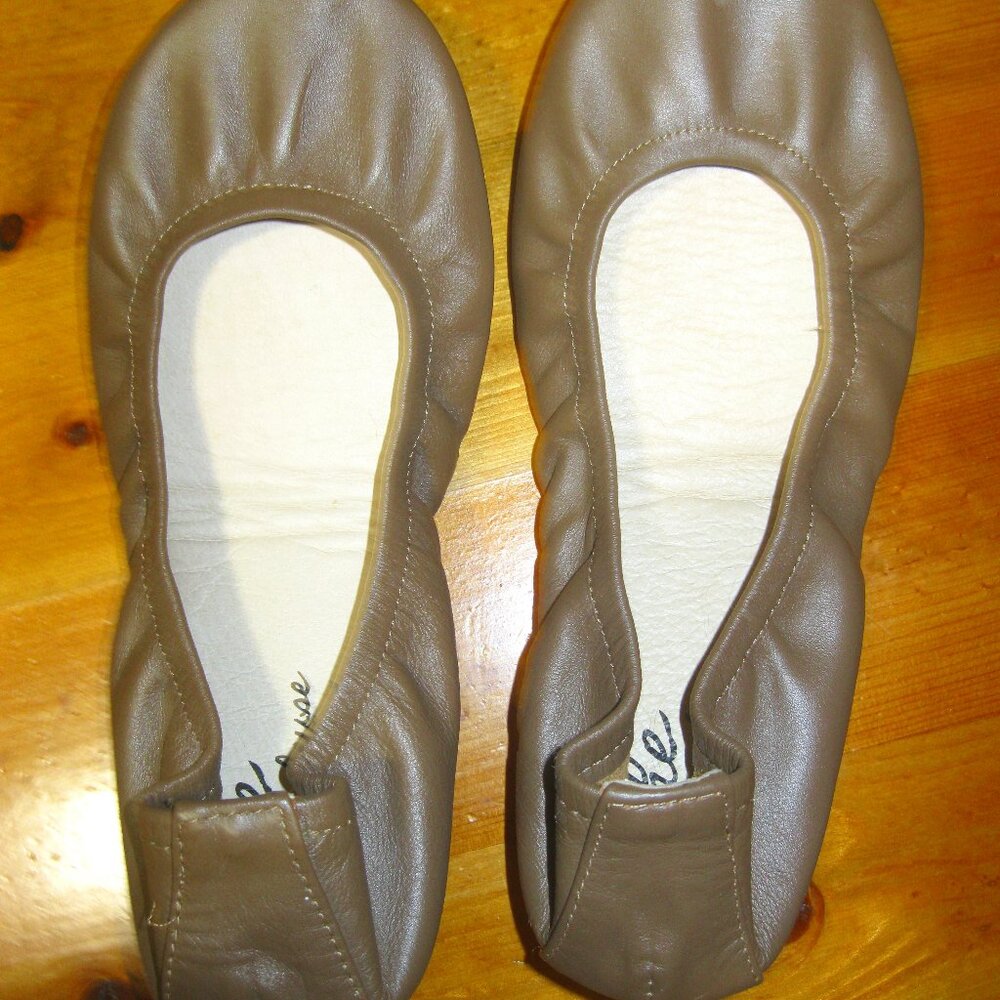 The Storehouse Flats Women’s Oat Colored Signature Leather Ballet Flat Size 6